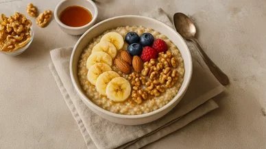 وعاء شهي يوضح فوائد الشوفان الصحية، مزين بالفواكه الطازجة مثل الموز والتوت والمكسرات كالجوز واللوز.