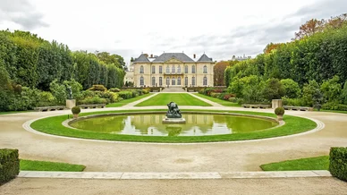 Vue panoramique des jardins et fontaine du Musée Rodin Paris.
