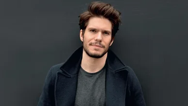 François Civil portrait sur fond noir.