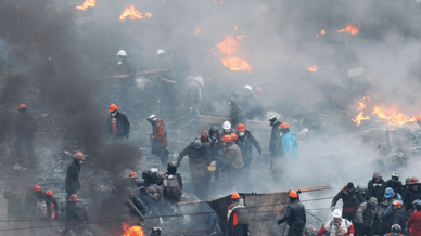 Протистояння між протестувальниками та силовиками на вулиці Інститутській та майдані Незалежності в Києві