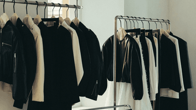 Асортимент одягу українського фешн-бренду BAZHANE, представлений у шоурумі