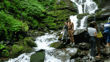 Туристи біля водоспаду