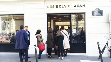 File d’attente devant Les Bols de Jean pendant le service du déjeuner. Clients faisant la queue devant le restaurant Les Bols de Jean à Paris.