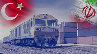 النقل بالسكك الحديدية وحركة الشحن بين تركيا وإيران النقل بالسكك الحديدية (Railway Transport): قطار شحن وحاويات بضائع مع أعلام تركيا وإيران.