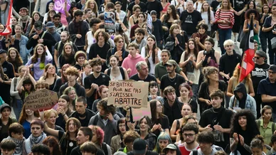 Blocus des lycées, foule de manifestants. Blocus des lycées et manifestation de jeunes en France.