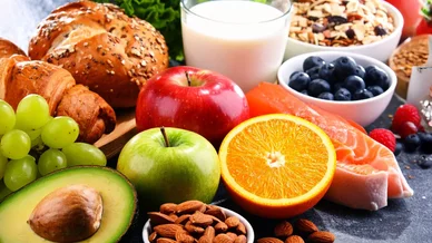 مائدة صحية متوازنة لإنقاص الوزن تضم فواكه وخضروات وحبوبًا كاملة وبروتينات خفيفة