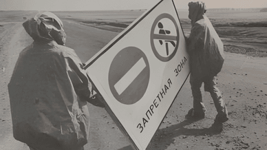 Процес встановлення попереджувального знаку «Запретная зона» одразу після аварії на Чорнобильській АЕС у 1986 році