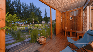 Терраса Stargazing Beachfront Studio — микродома, который является частью комплекса Kapsables в районе Пуэнт-о-Сабль 