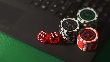 Fiches e dadi su laptop casino online