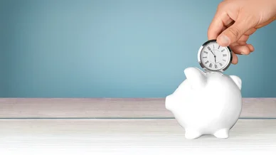 Épargne du temps illustrée par une montre mise dans une tirelire en lien avec le Dispositif de chômage partiel.