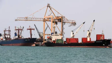 ميناء الحديدة في اليمن: شريان التجارة البحرية على البحر الأحم ميناء الحديدة (Hodeidah Port): سفن شحن ورافعات حاويات في ميناء الحديدة باليمن.