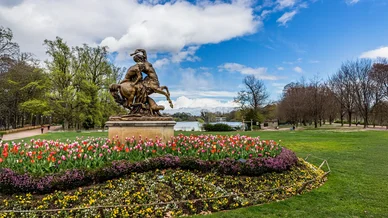 Sculpture artistique et parterre floral du parc de la Tête-d'Or. Statue et massif fleuri coloré au parc de la Tête-d'Or.