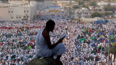 جموع الحجاج بملابس الإحرام البيضاء وسط مخيمات منى خلال أداء مناسك الحج.