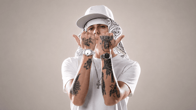 LON3R JOHNY com boné branco, bandana e tatuagens nas mãos