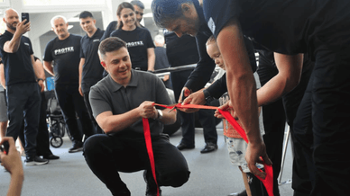 Перерізання червоної стрічки під час відкриття центру Protez Foundation