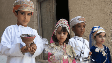 Оманські діти в традиційних костюмах у містечку Ель-Хамра