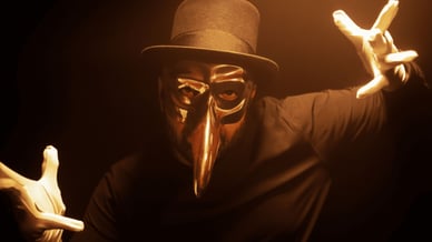 O atmosférico DJ house Claptone toca um set para uma grande plateia