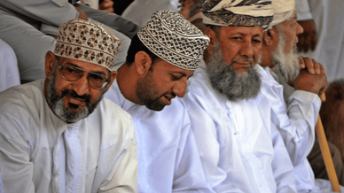 Оманські чоловіки в традиційному одязі, дишдаша, кумма і массар