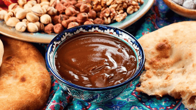 Традиційна середньоазіатська святкова страва під назвою сумаляк (або суманак), яка подається з коржиками (нон) і асорті з горіхів.