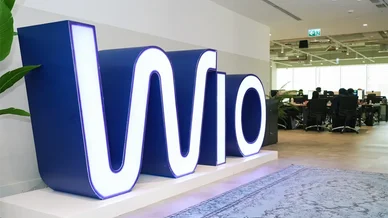 نظرة من داخل المقر الرئيسي للبنك الرقمي ويو بنك (Wio Bank): شعار البنك المضيء في المقر الرئيسي.
