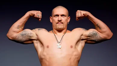 Oleksandr Usyk boxeur montrant sa force.