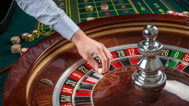 Roulette américaine roue en casino. Roulette américaine bille et croupier.