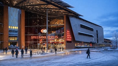 Beleuchteter Eingang der Berlin Spielbank im Winter am Potsdamer Platz