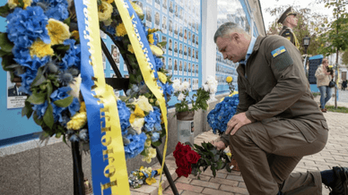 Кличко поклав квіти до Стіни пам’ яті