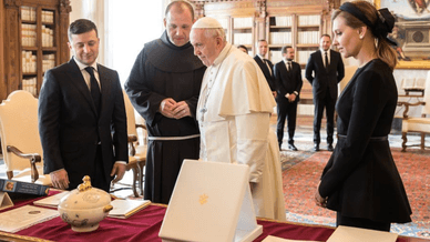 Зеленський подарував посуд «Gunia»