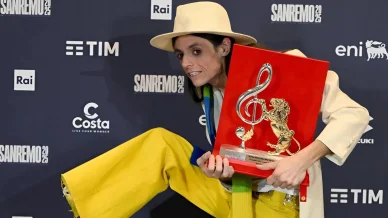 Lucio Corsi con il premio Lucio Corsi Sanremo