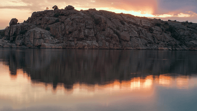 Скелі острова Хортиця у Запоріжжі, виходи докембрійських гранітів віком 2,5–2,8 млрд років