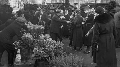 Inköp av blommor till gravarna på Alla helgons dag, 1933 Inköp av blommor till gravarna på Alla helgons dag, 1933