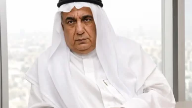 رجل أعمال عربي بالزي الخليجي التقليدي