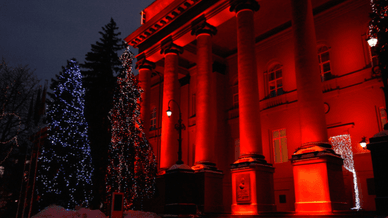 Червоний корпус Київського національного університету імені Тараса Шевченка вночі, головний вхід до КНУ з боку вулиці Володимирської