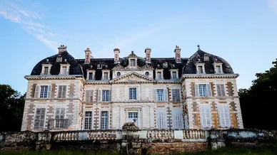 Façade sud du château de Purnon au XXIᵉ siècle. Vue rapprochée de la façade principale du château de Purnon.