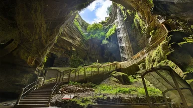 Vue spectaculaire sur l’accès principal du Gouffre de Padirac. Entrée impressionnante du Gouffre de Padirac avec ascenseur et escaliers.
