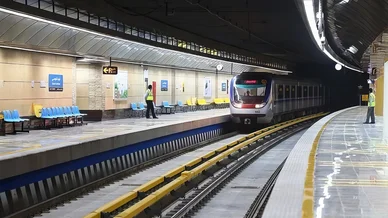 قطار حديث يصل إلى إحدى المحطات الواقعة على عمق مترو طهران، والتي تتميز بتصميمها العصري والنظيف.