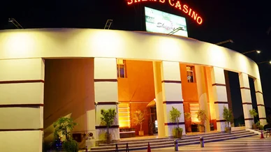 اكتشف إثارة اللعب في كازينو شمس (Shem's Casino) بأكادير الواجهة الخارجية المضاءة لكازينو شمس في مدينة أكادير ليلاً