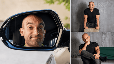 Django Asul blickt in den Autospiegel und posiert für Studioaufnahmen