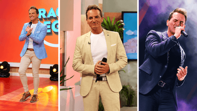 Cantor com microfone num estúdio de televisão e no palco