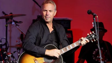 Kevin Costner actúa con su grupo musical Kevin Costner actúa con su grupo musical