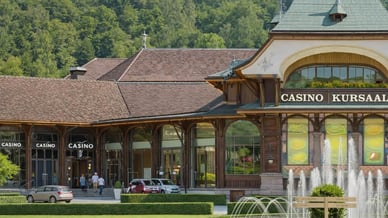 Casino Interlaken – Aussenansicht des Kursaal-Gebaeudes mit Gartenanlage am Tag