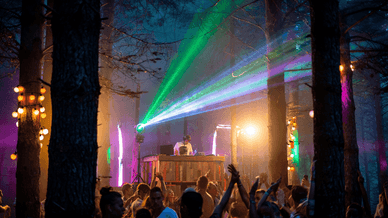 Tanzen und Feiern beim Feel Festival