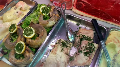 Vitrine de plats à base de poisson et de viande présentés dans des bacs en inox, soulignant l’importance de l’Hygiène alimentaire.