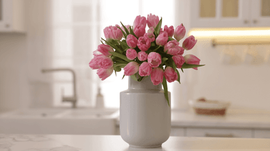 Найкращим вибором квітів у вазу на 8 березня є тюльпани