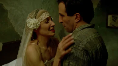 Marisa Paredes en la película «Profundo Carmesí» Marisa Paredes en la película «Profundo Carmesí»