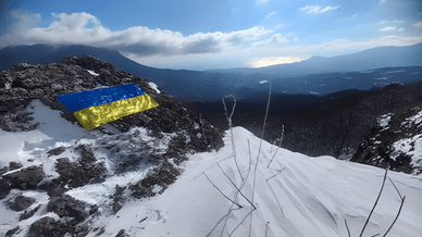 Активісти підняли прапор