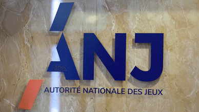 Logo de l’Autorité Nationale des Jeux (ANJ) sur un mur en marbre.