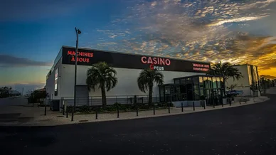 Casino Circus Balaruc extérieur vue bâtiment.