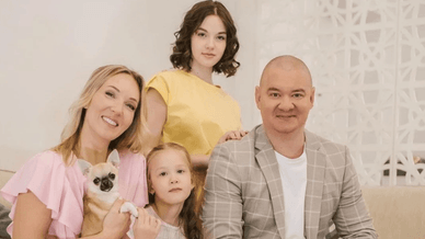 Вся родина шоумена Євгена Кошового під час домашньої фотосесії